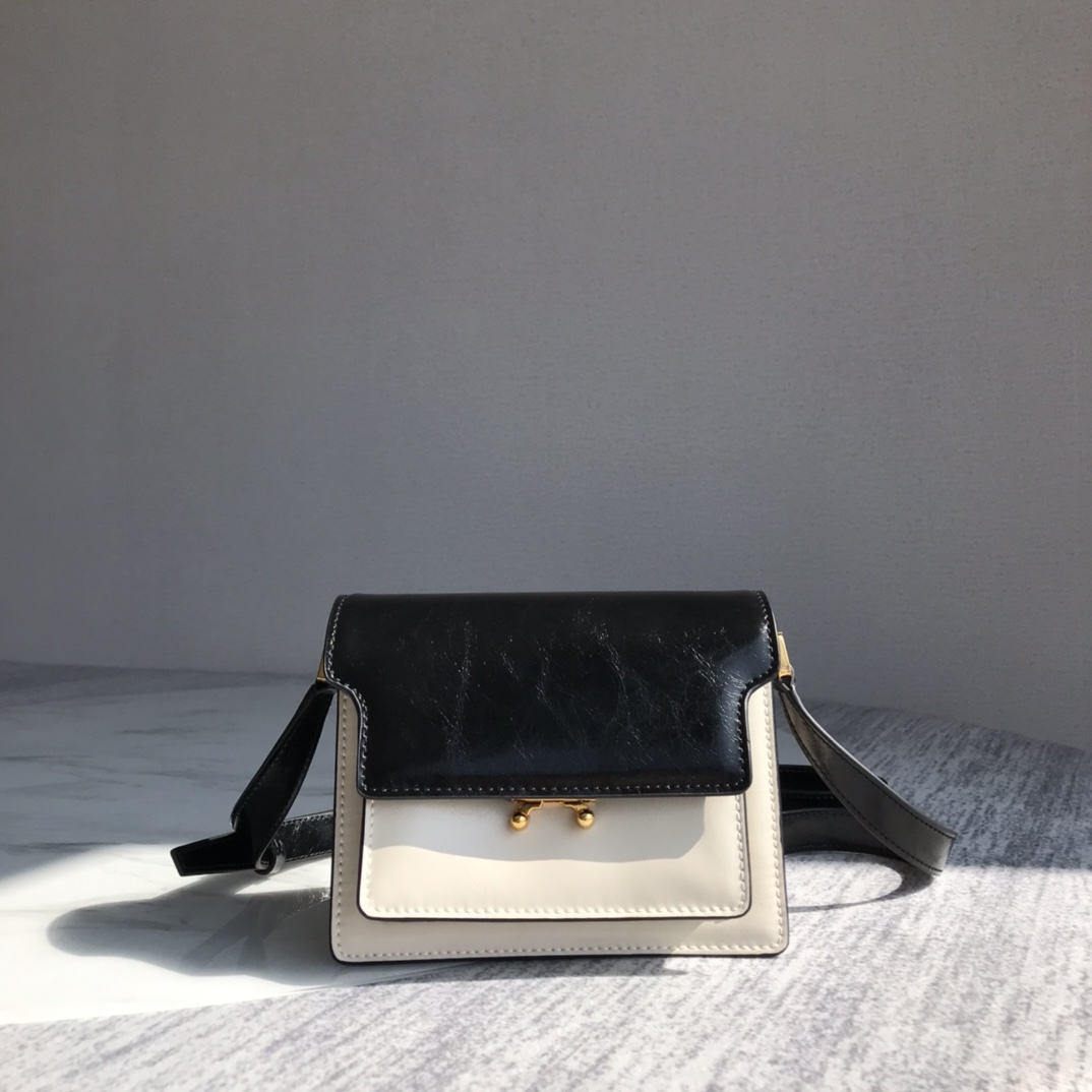 Ma*n1 mini trunk bag leather white/black z476n 18 × 13 × 6.5 cm