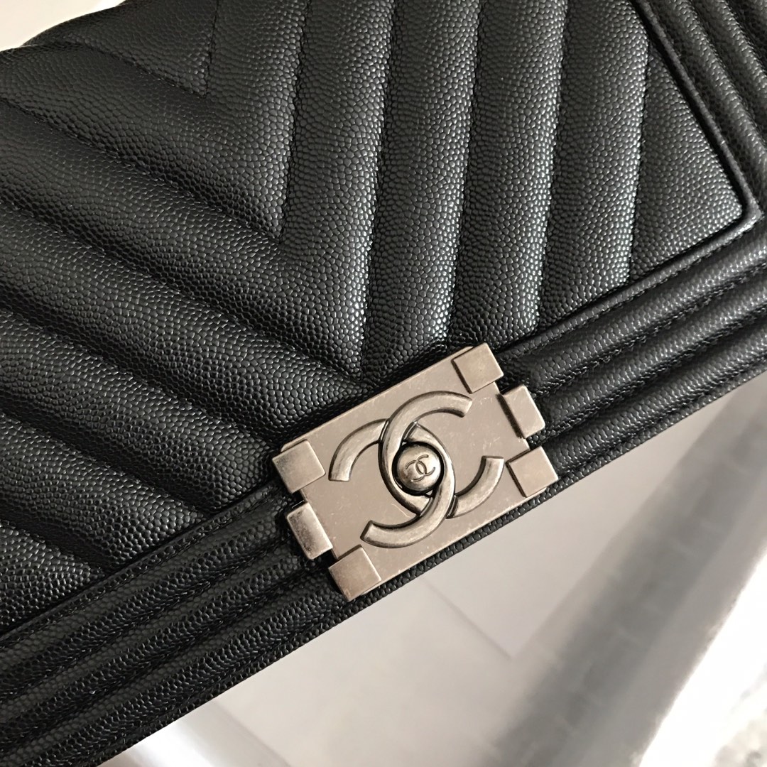 Ch**el medium boy bag chevron black-tone metal grained leather black a67086 25cm