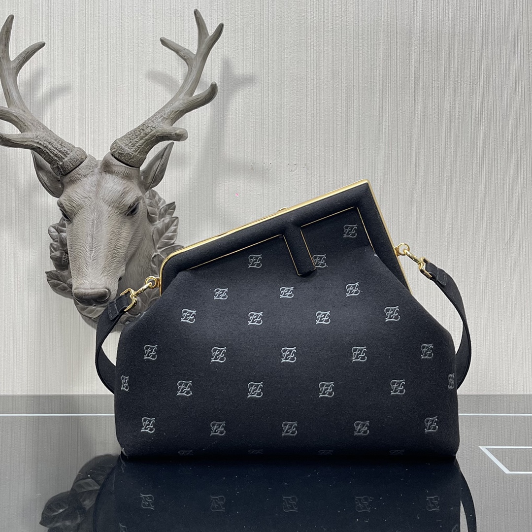 F**di medium first flannel black 8bp127 32.5 x 15 x 23.5 cm
