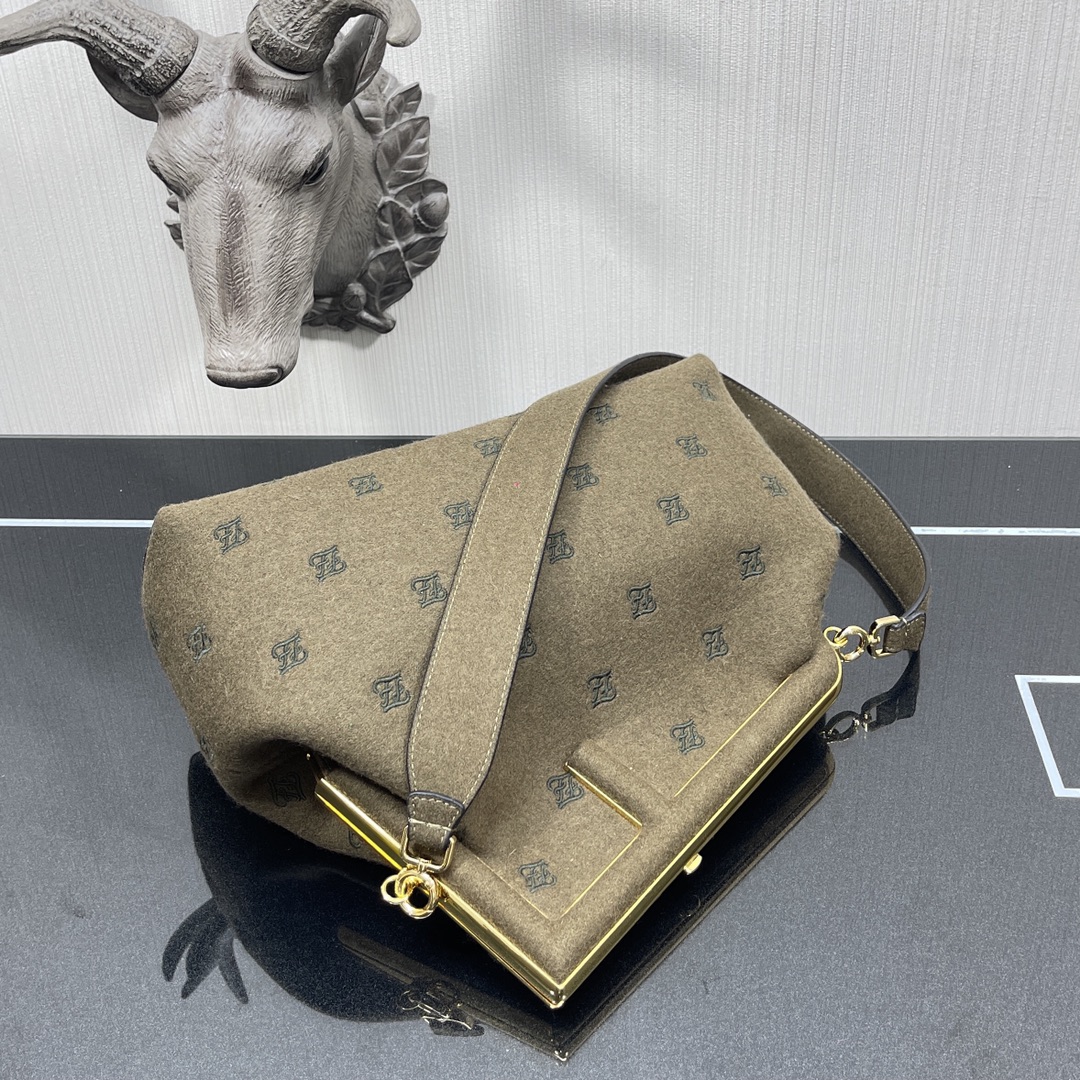F**di medium first flannel olive green 8bp127 32.5 x 15 x 23.5 cm