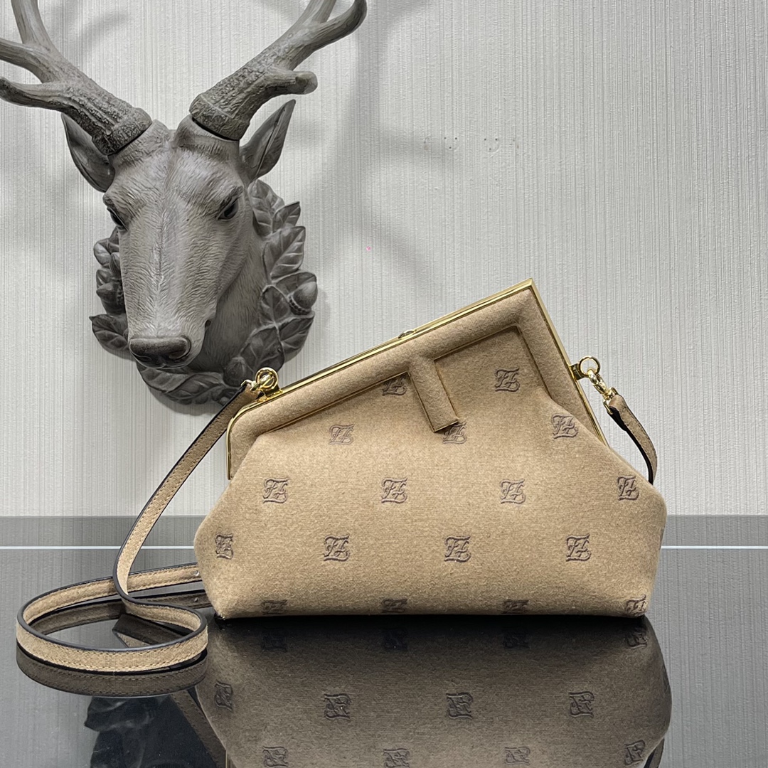 F**di small first flannel beige 8bp129abve 26 x 9.5 x 18 cm