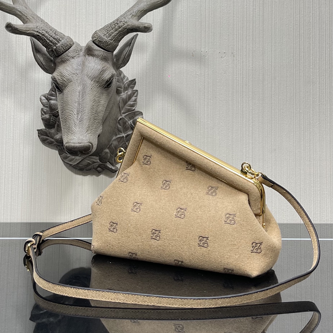 F**di small first flannel beige 8bp129abve 26 x 9.5 x 18 cm