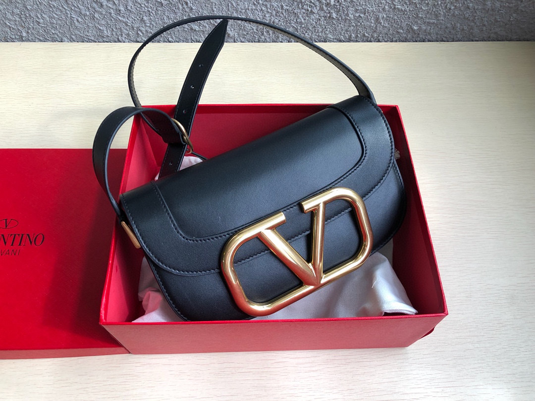Va1e*ntin0 garavani s*pervee crossbody bag leather black wb0g09zxl 26.5 x 9 x 15 cm