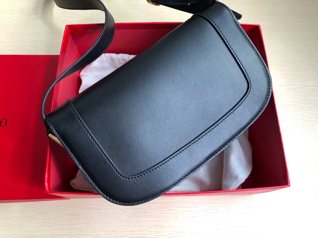 Va1e*ntin0 garavani s*pervee crossbody bag leather black wb0g09zxl 26.5 x 9 x 15 cm