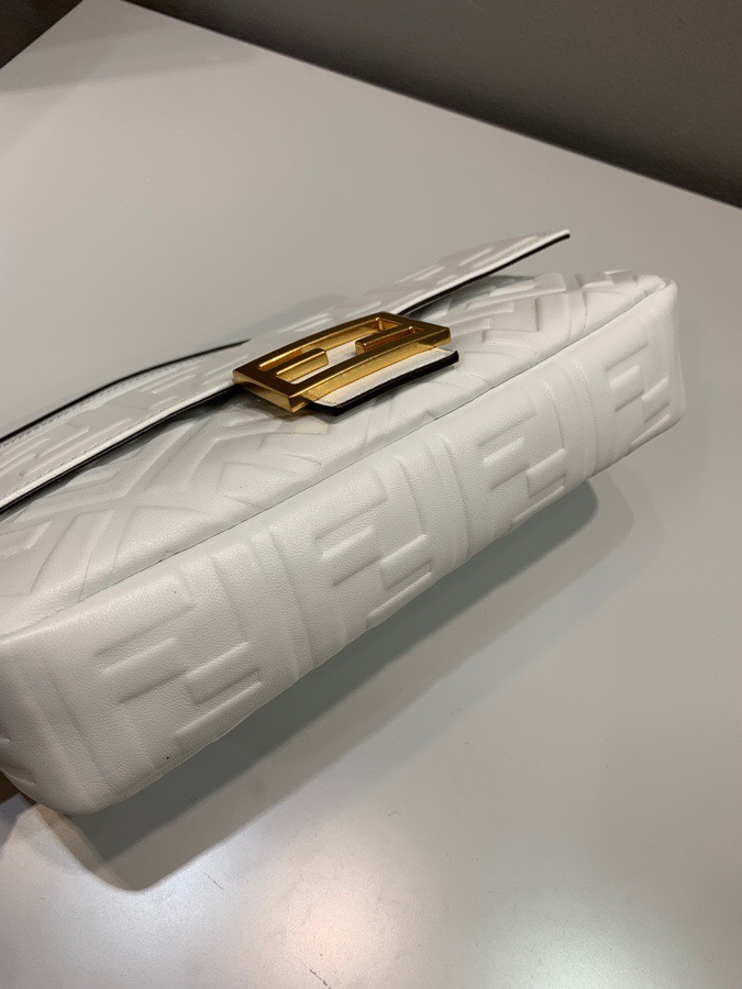 F**di baguette nappa leather white 8br600 26 x 5 x 15 cm