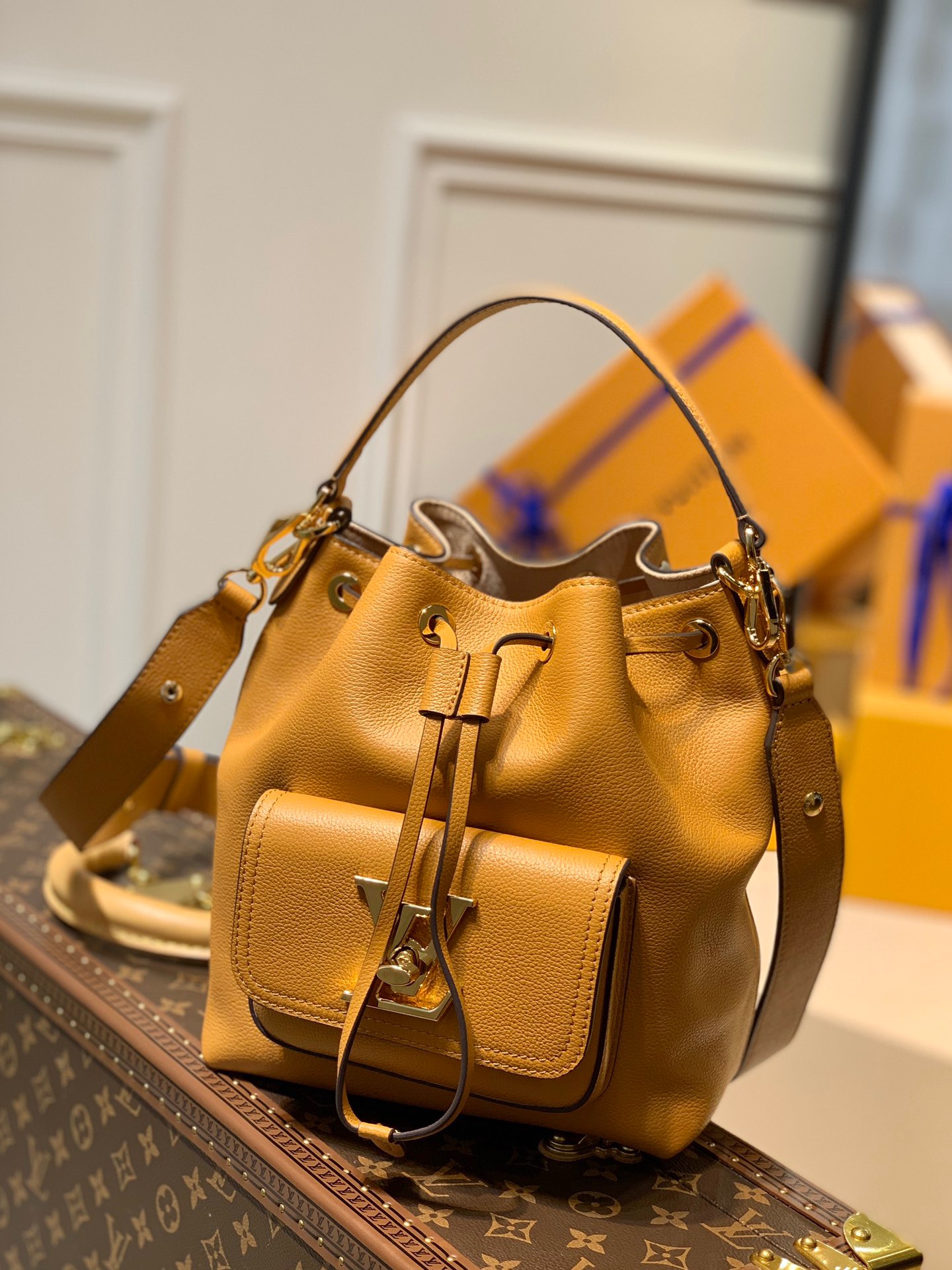 l0vis Vvtt0n lockme bucket bag brown m57689 20 x 22 x 13 cm