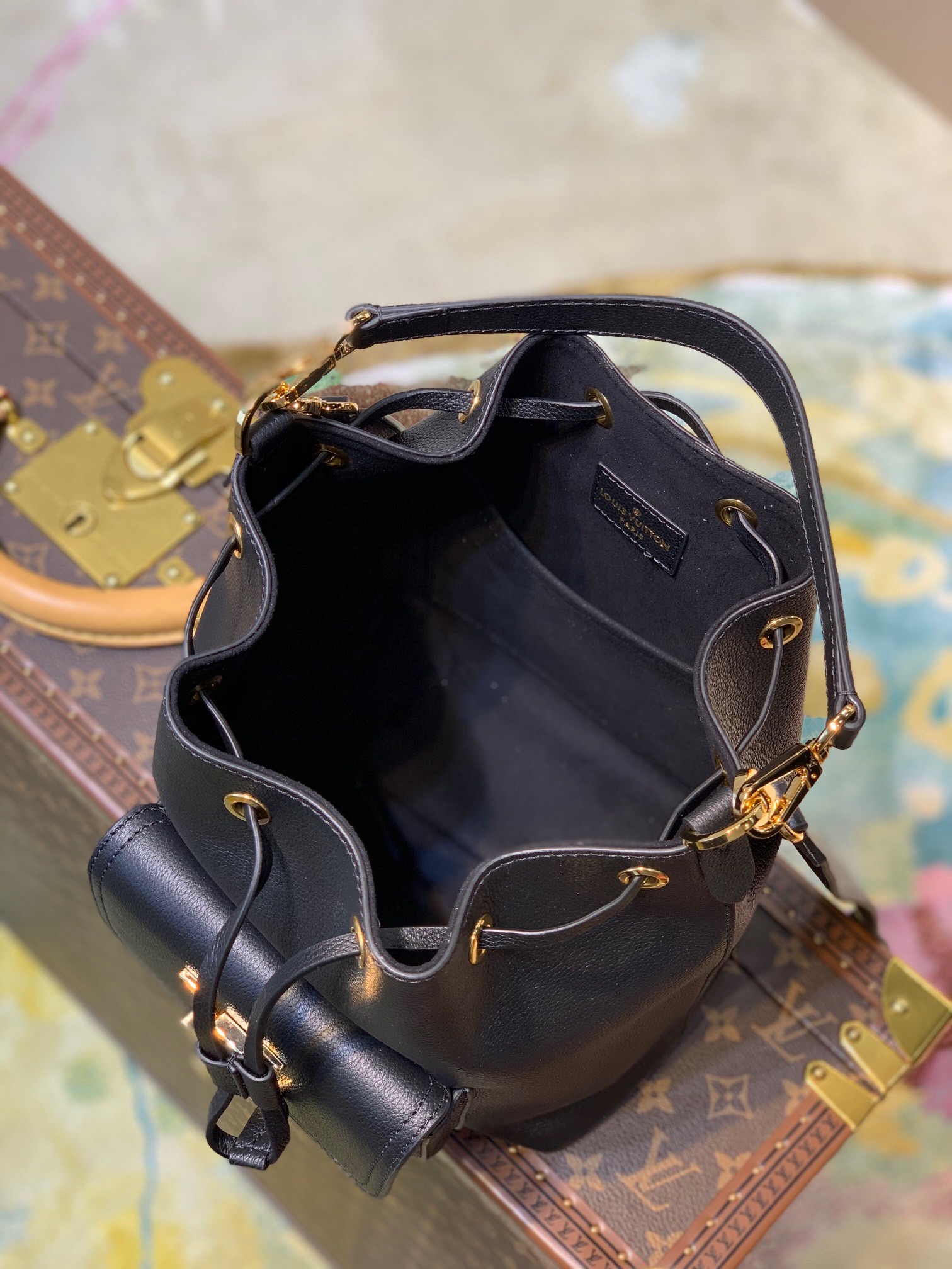 l0vis Vvtt0n lockme bucket bag black m57687 20 x 22 x 13 cm