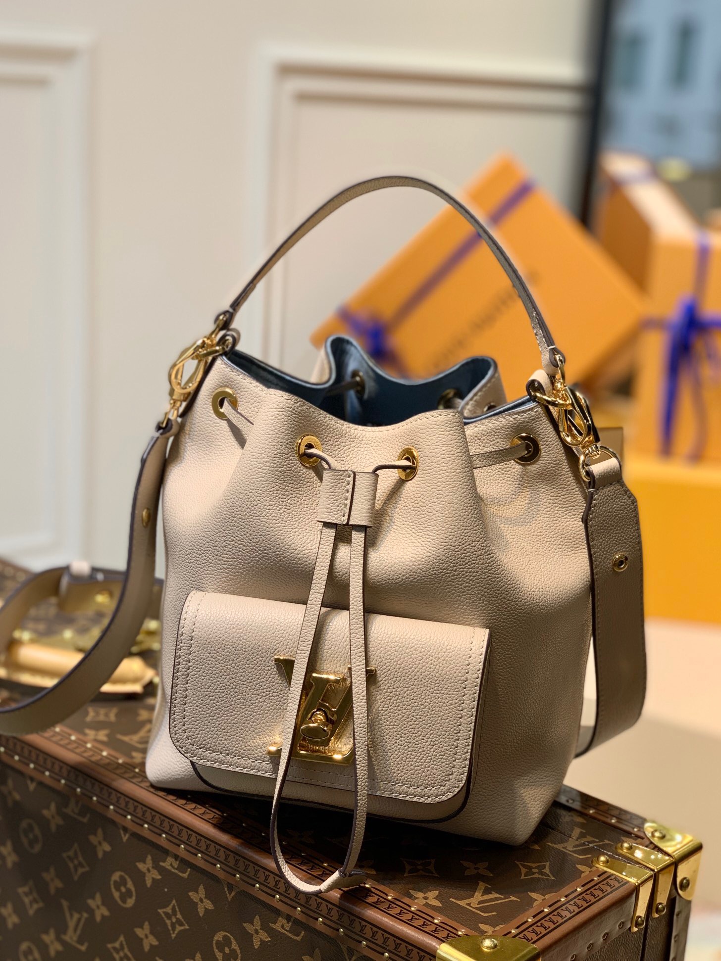 l0vis Vvtt0n lockme bucket bag greige m57688 20 x 22 x 13 cm