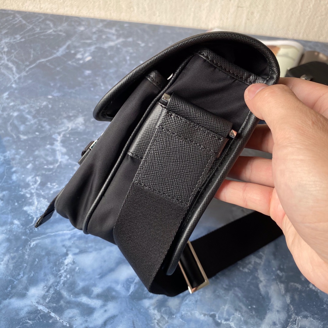 Pra*a re-nylon/saffiano leather shoulder bag black 2vd034 16 x 22 x 8.5 cm