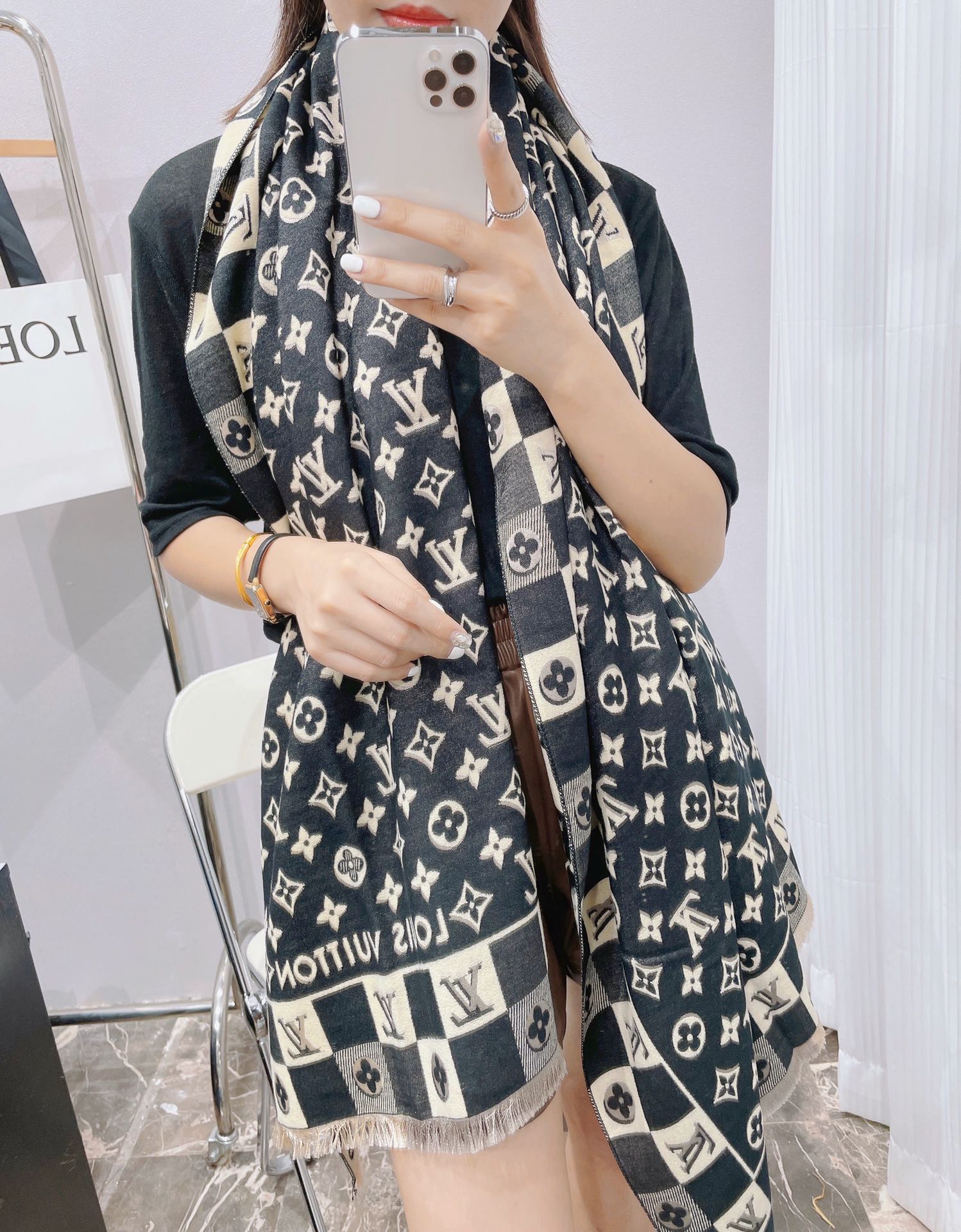 l0vis Vvtt0n scarf 12