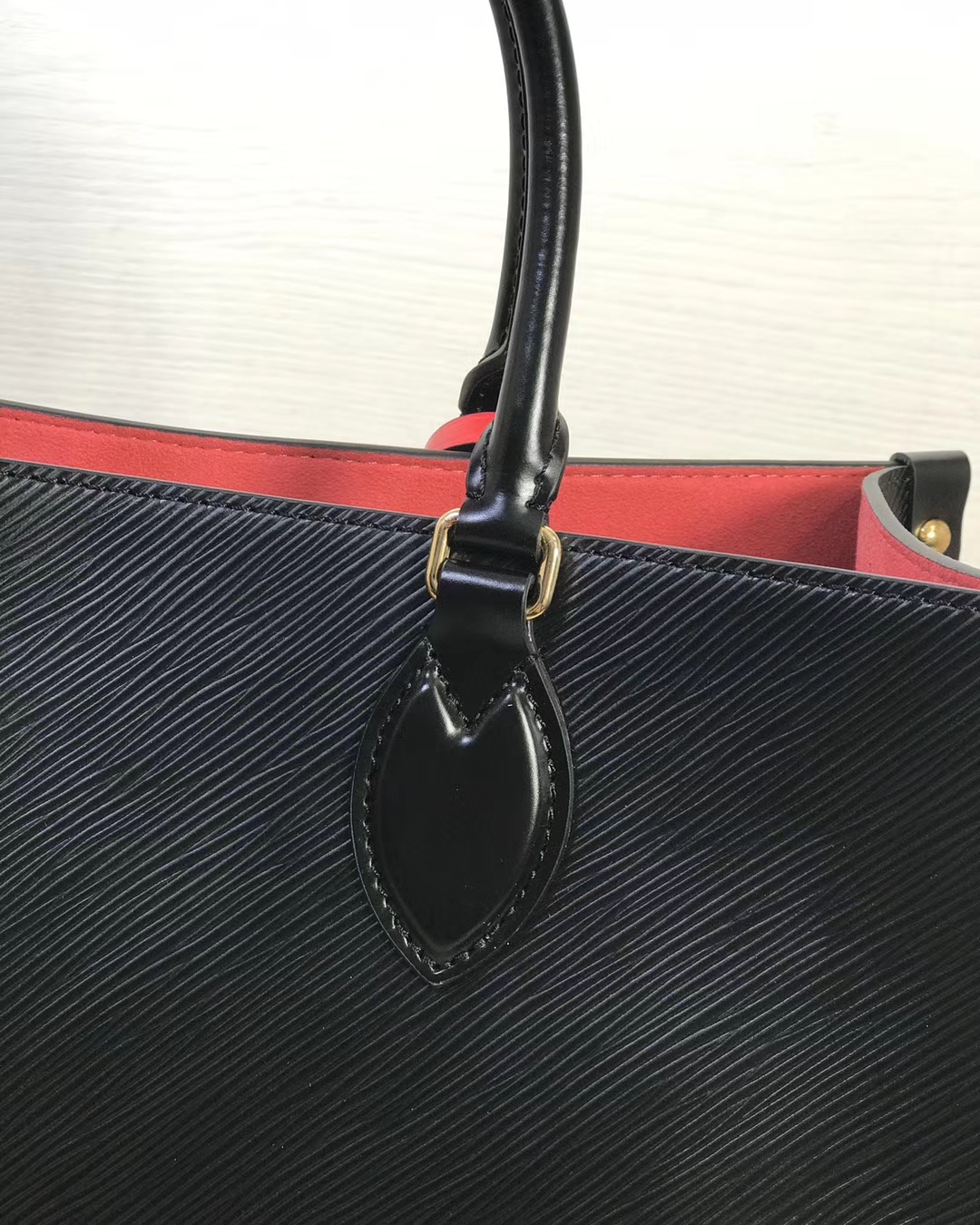 Onthego handbag contrast Pendant Black trumpet m56081 34cm