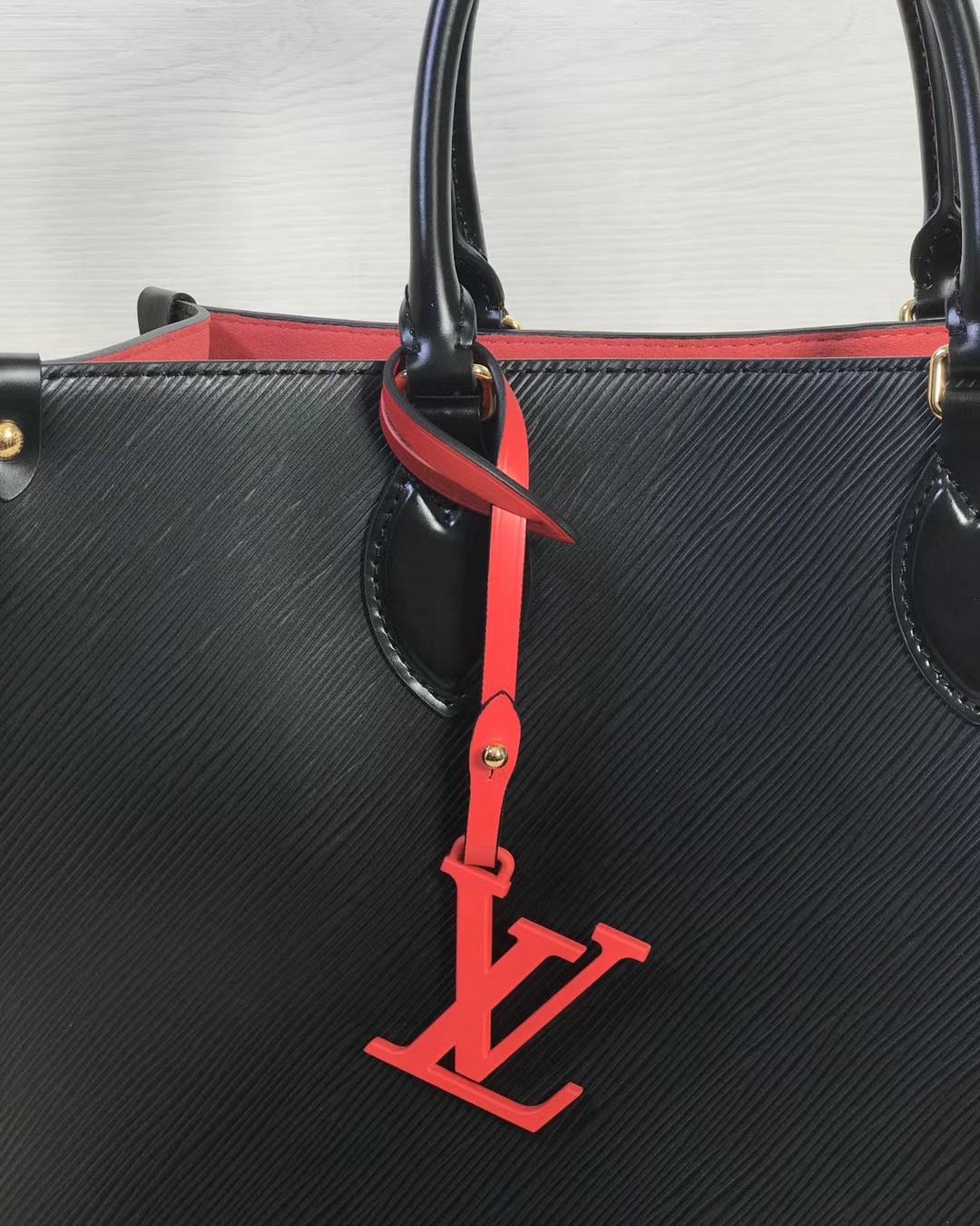 Onthego handbag contrast Pendant Black trumpet m56081 34cm