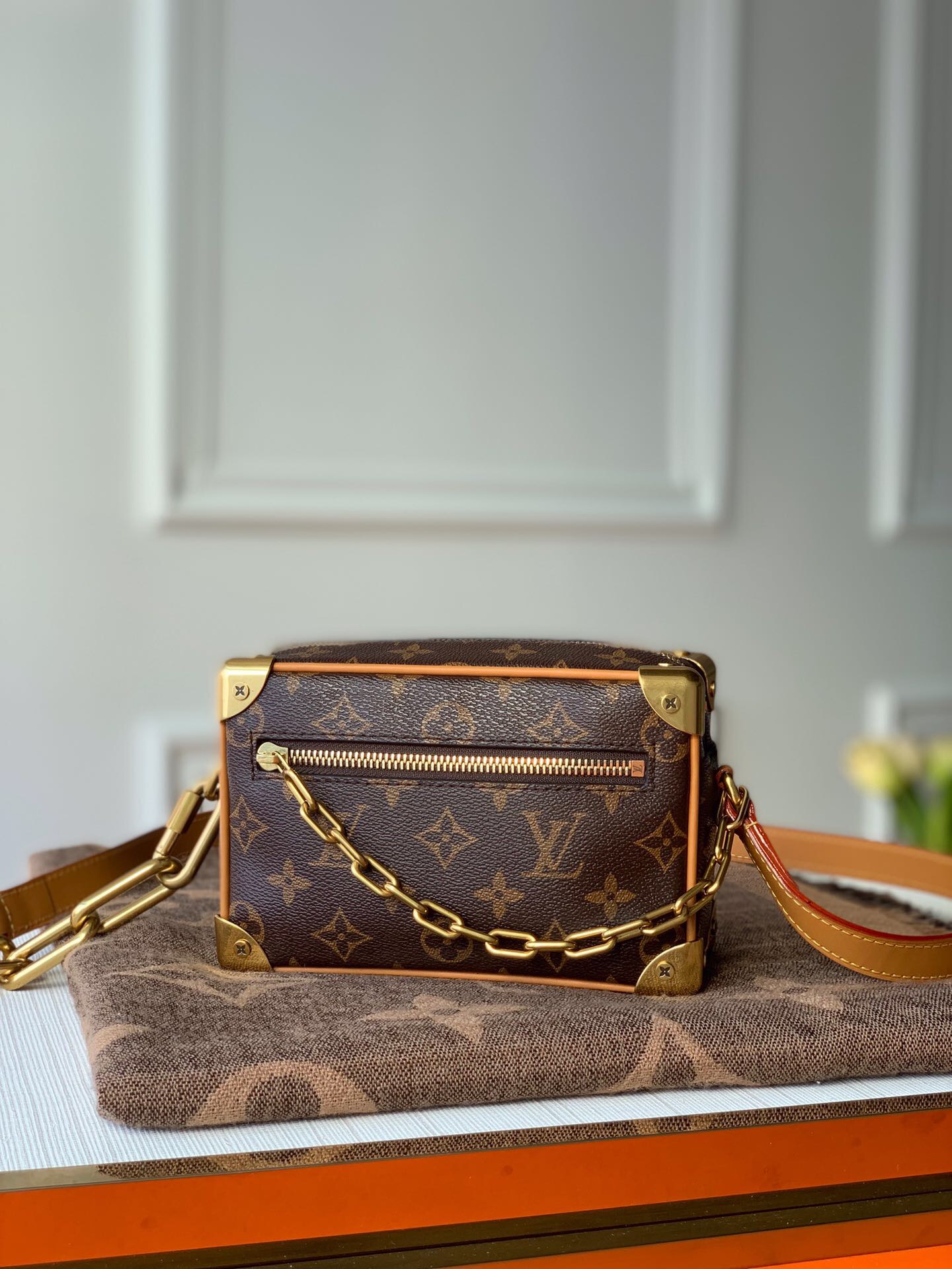 Iconic Monogram print with contrasting resin chain M68906  18.5cm