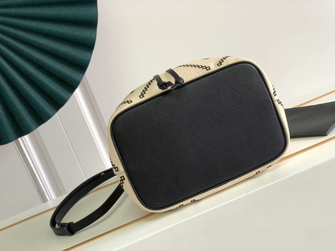 LV NÉONOÉ MM Monogram Bag M46028 26cm