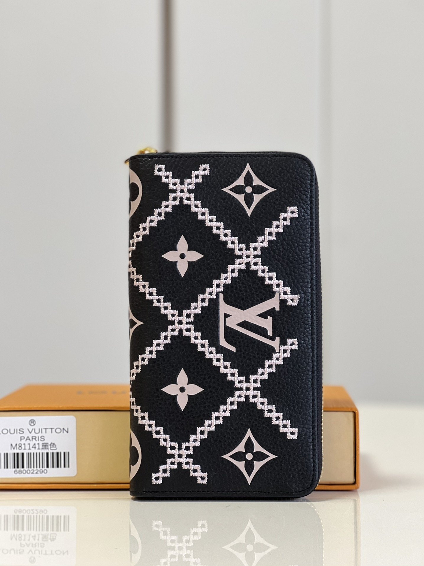 L-V M81141 Zippy Monogram Vernis black 19.5cm
