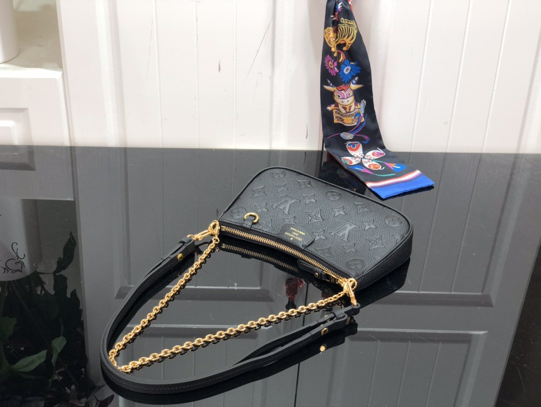 LV EASY POUCH ON STRAP M80356 19cm