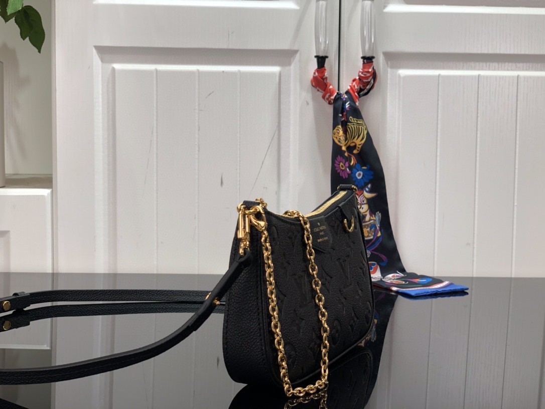 LV EASY POUCH ON STRAP M80356 19cm
