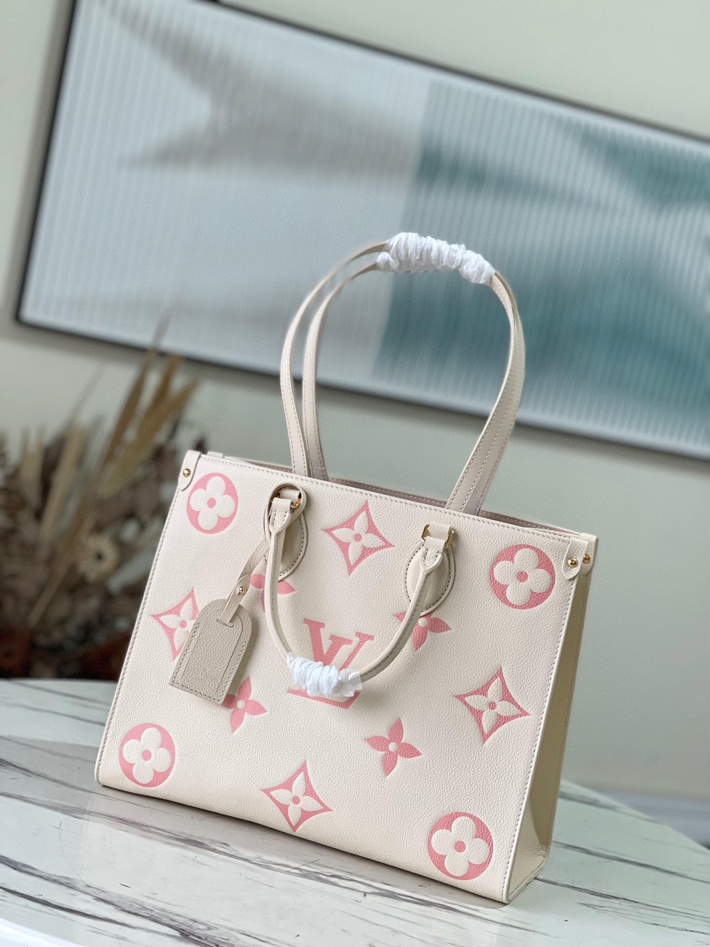 LV OnTheGo MM M45494 Crème Beige / Rose Trianon Pink - 35 x 27 x 14 cm