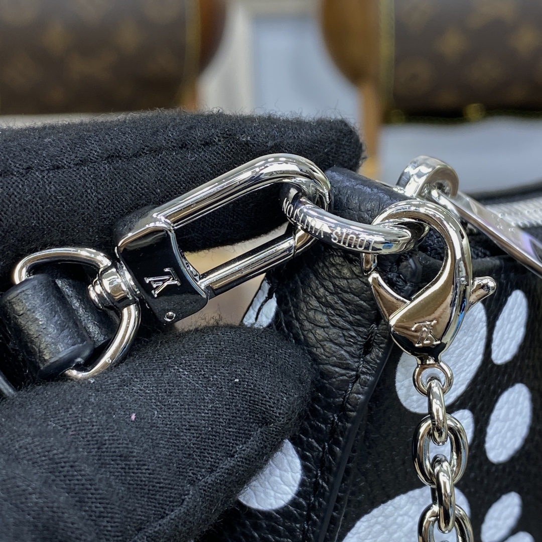 LV x YK Easy Pouch On Strap M81908 Black and white - 19 x 11.5 x 3 cm