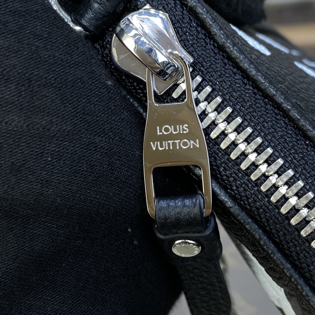 LV x YK Easy Pouch On Strap M81908 Black and white - 19 x 11.5 x 3 cm