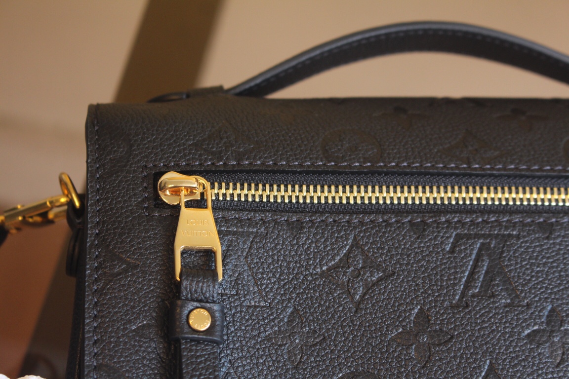 lV Pochette Métis Monogram Empreinte Leather Black M41487 - 25x19x7cm