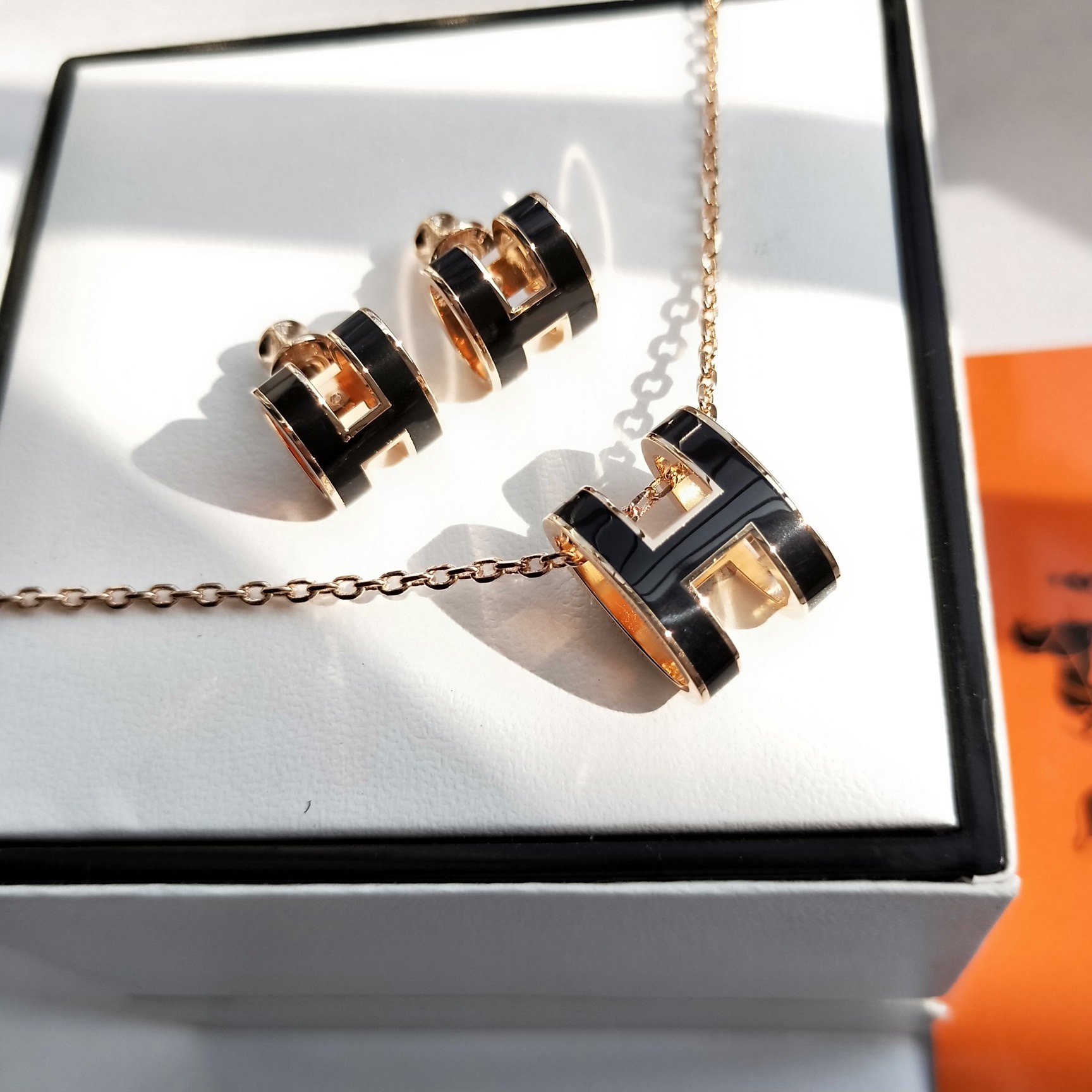 H**me5 pop h  necklace