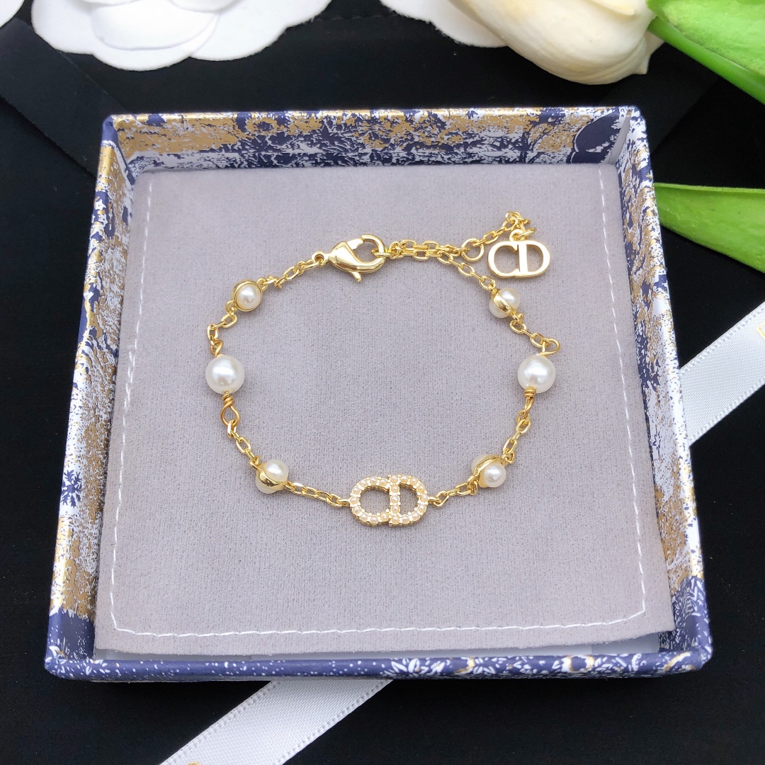 d10r cd G01den  peal bracelet