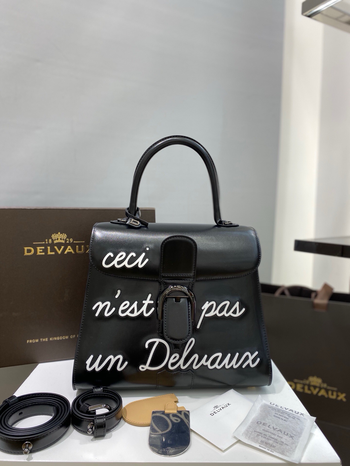 De1uavx handbag 28cm
