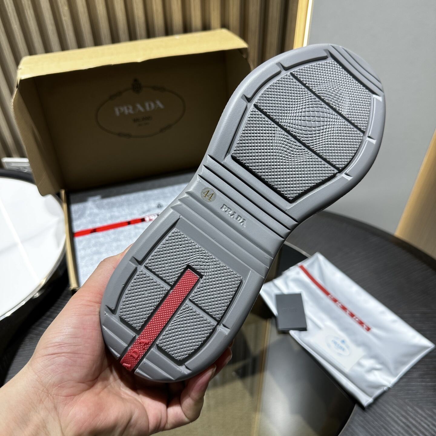 Pra*a sneaker 001