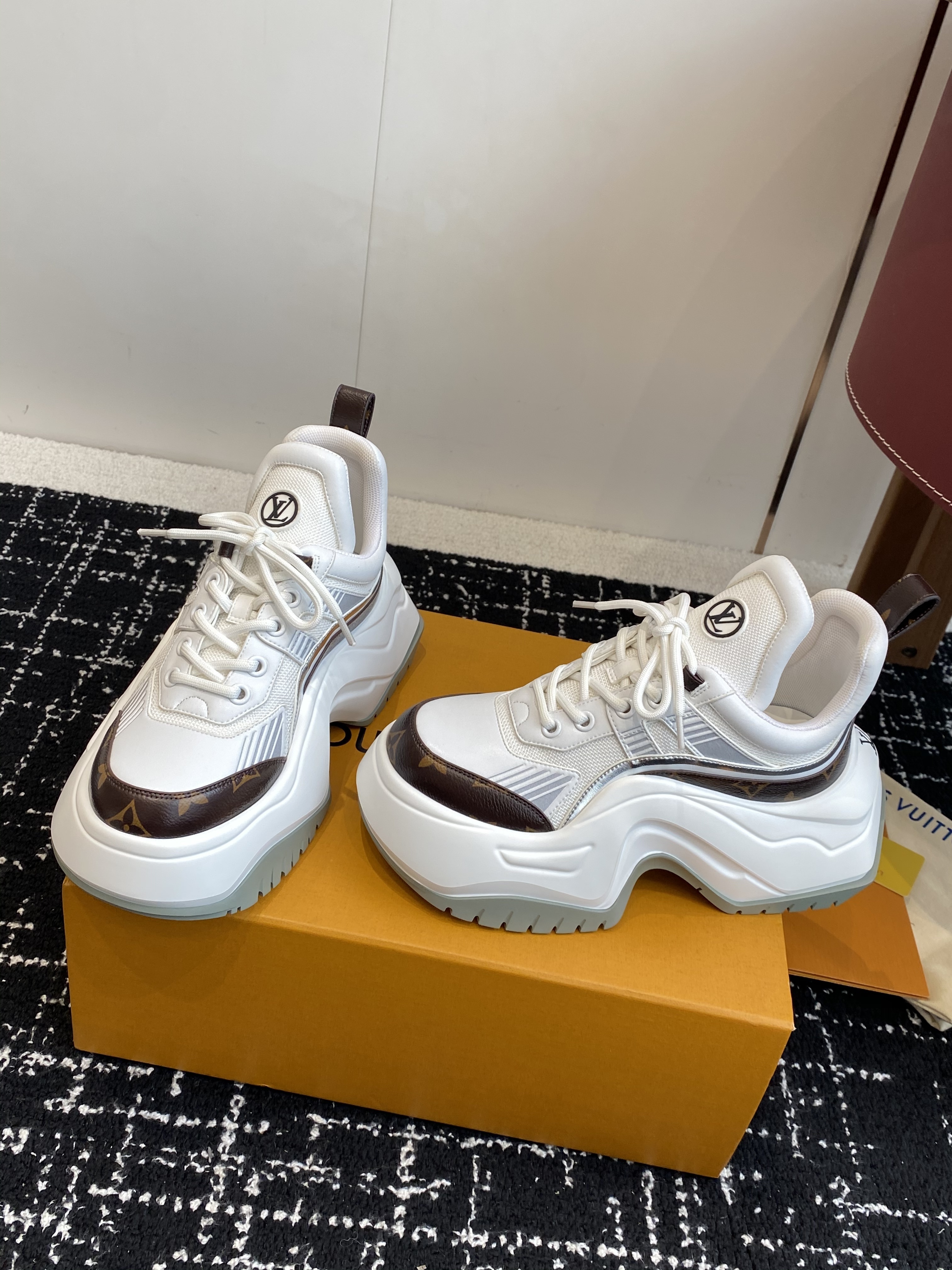 LV Sneaker 02