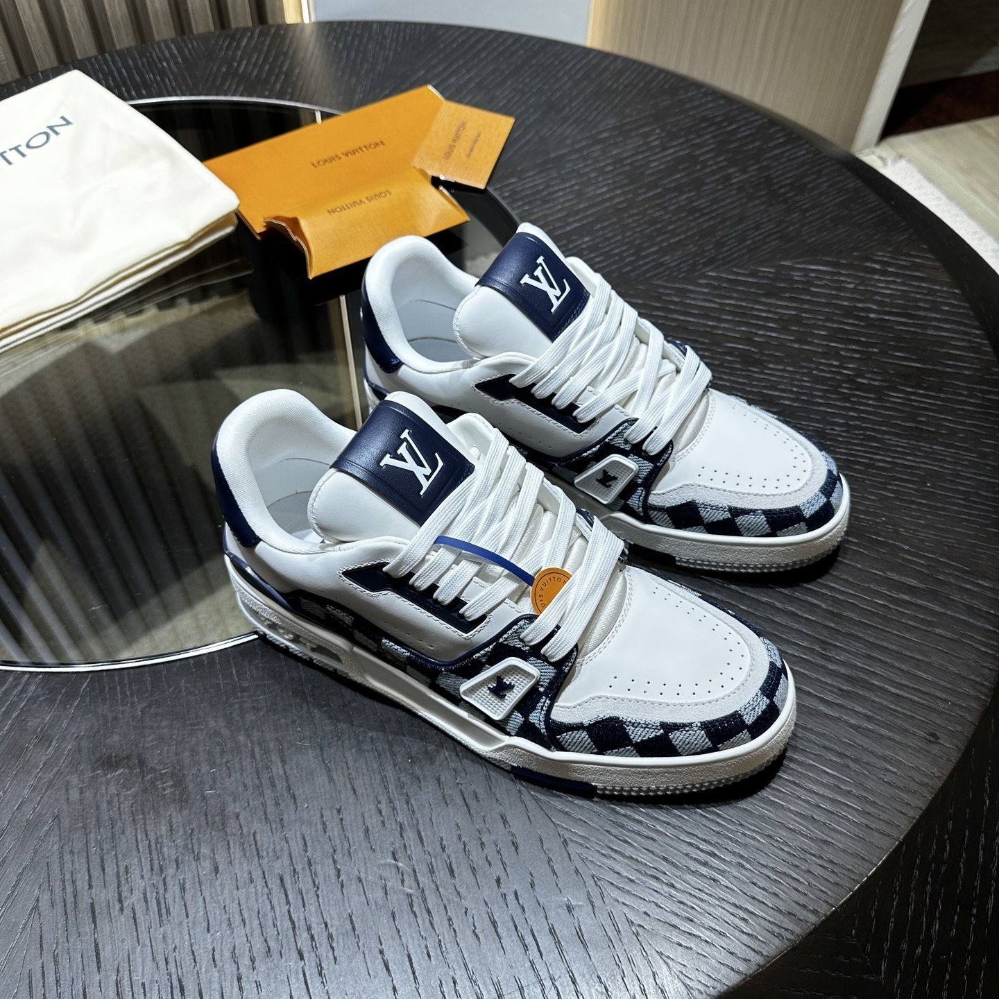LV Sneaker 04