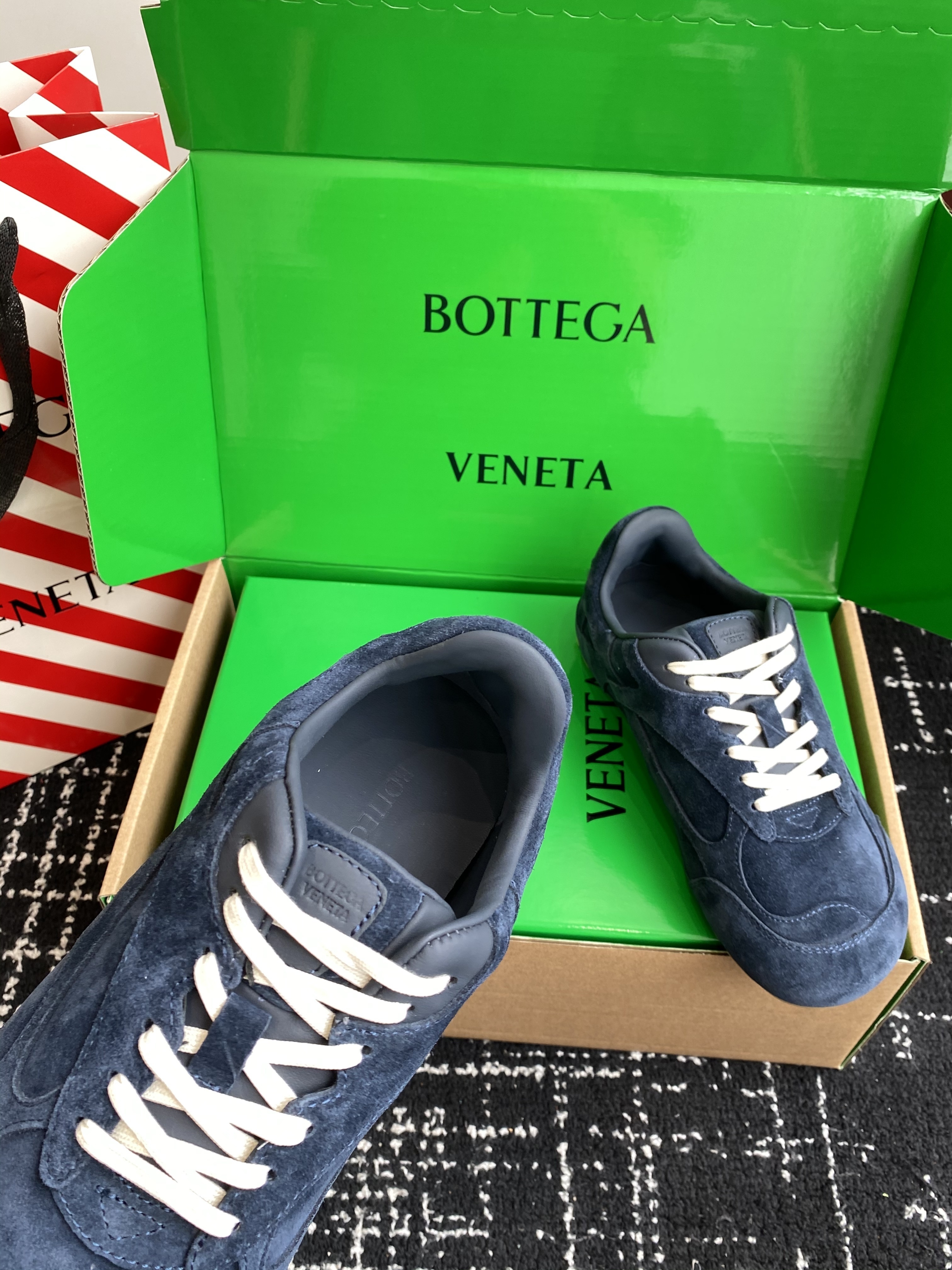 b0tt*ga Ven*ta sneaker 01
