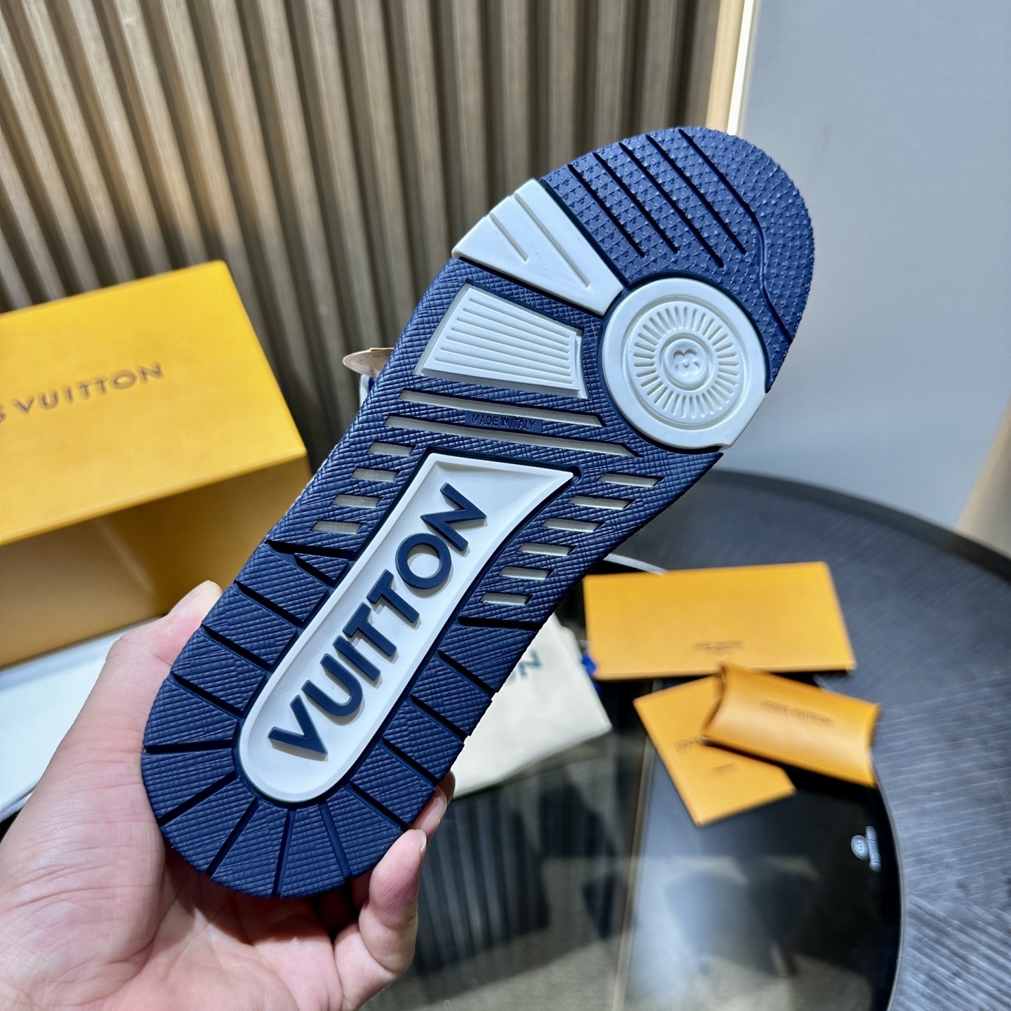 LV Sneaker 18