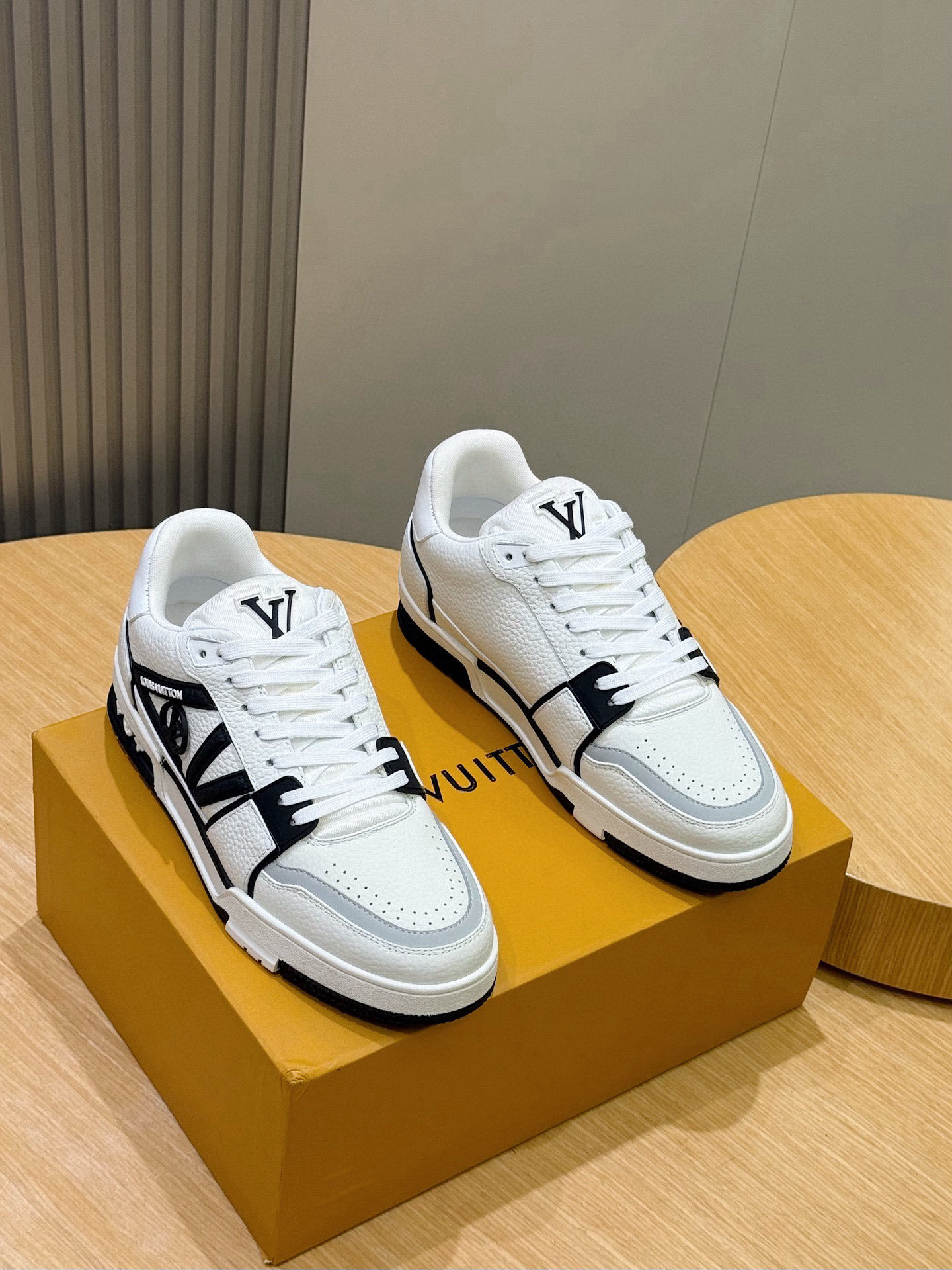 l0vis Vvtt0n trainer sneaker 12