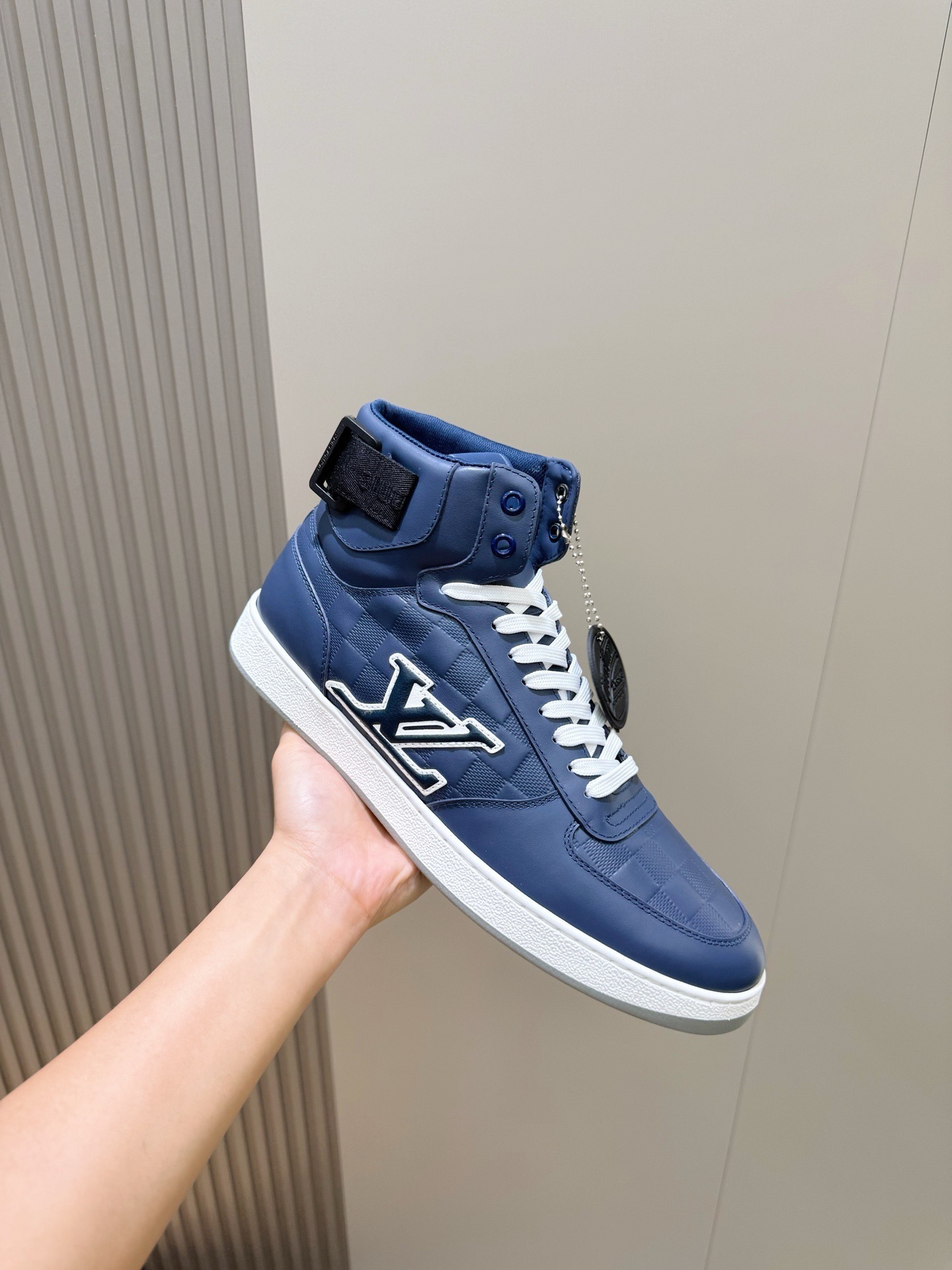 l0vis Vvtt0n high-top sneakers 02