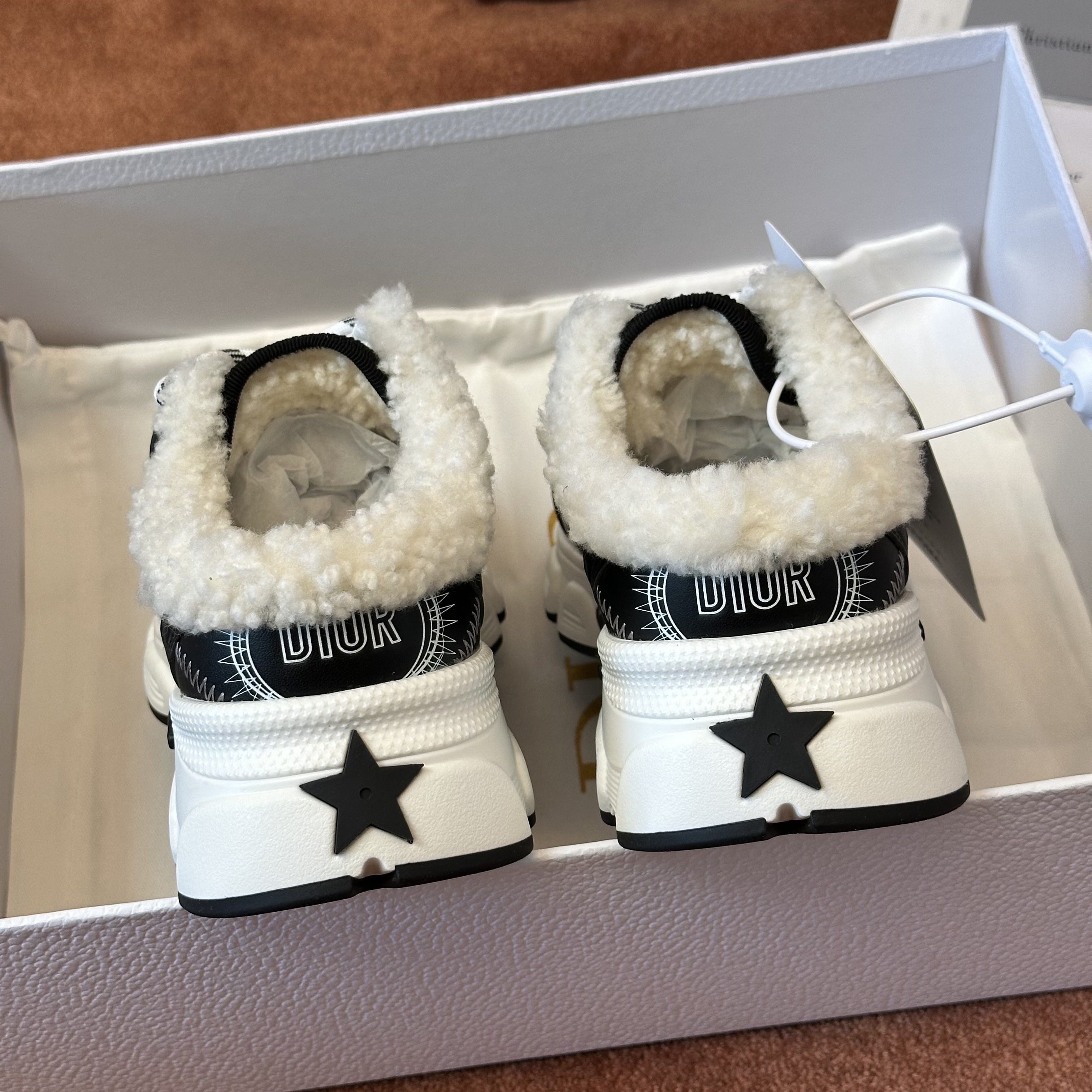D10r low-top plush sneakers 01