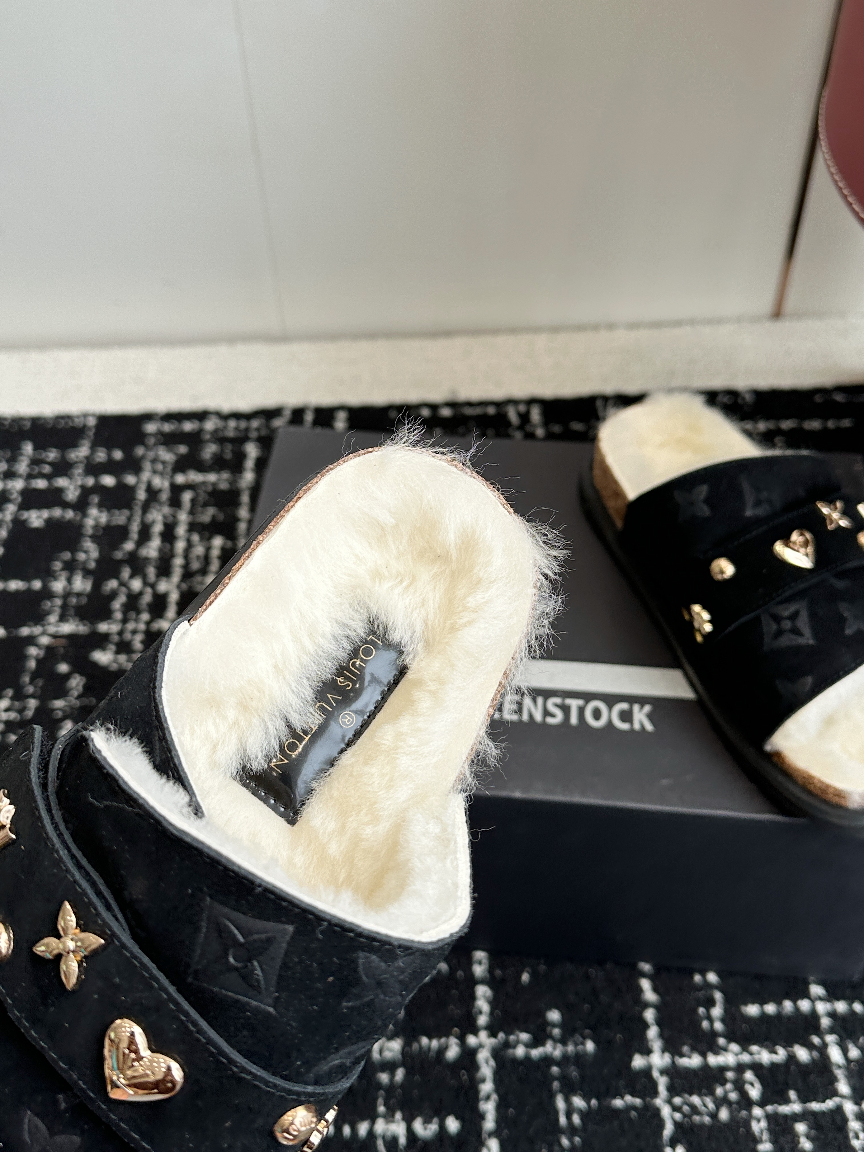 LV plush slippers 02